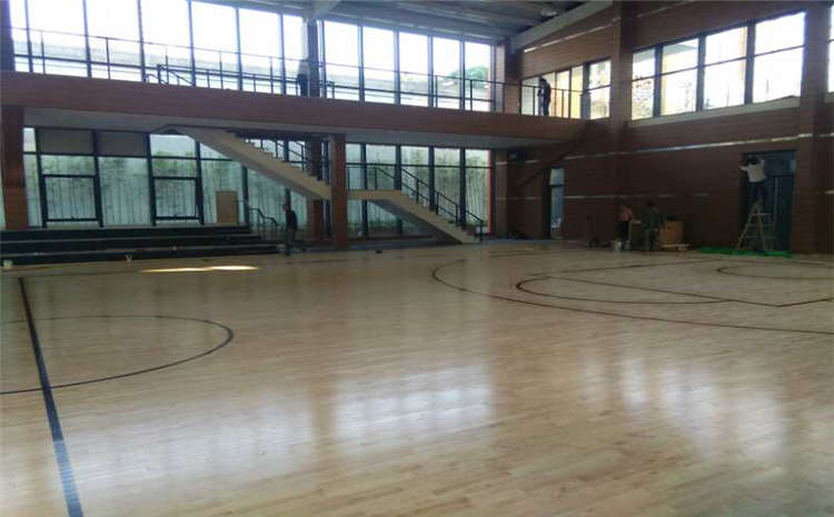 五角楓羽毛球館木地板廠家哪家好？